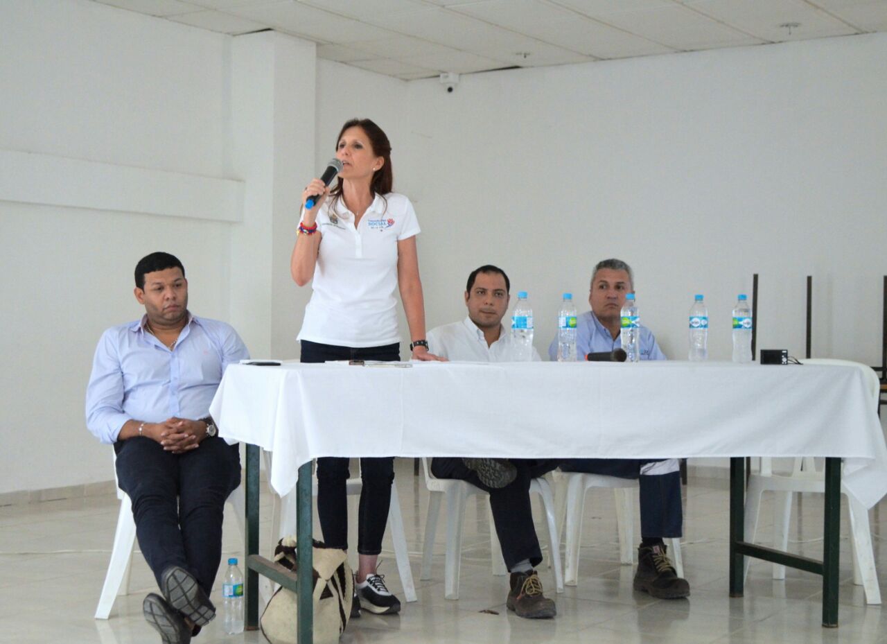 Gobernadora  Rosa Cotes, durante la socialización del proyecto de alcantarillado.