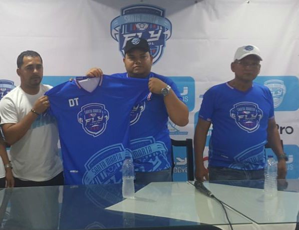 El técnico, Miguel Ángel Muñoz recibió la camiseta. 