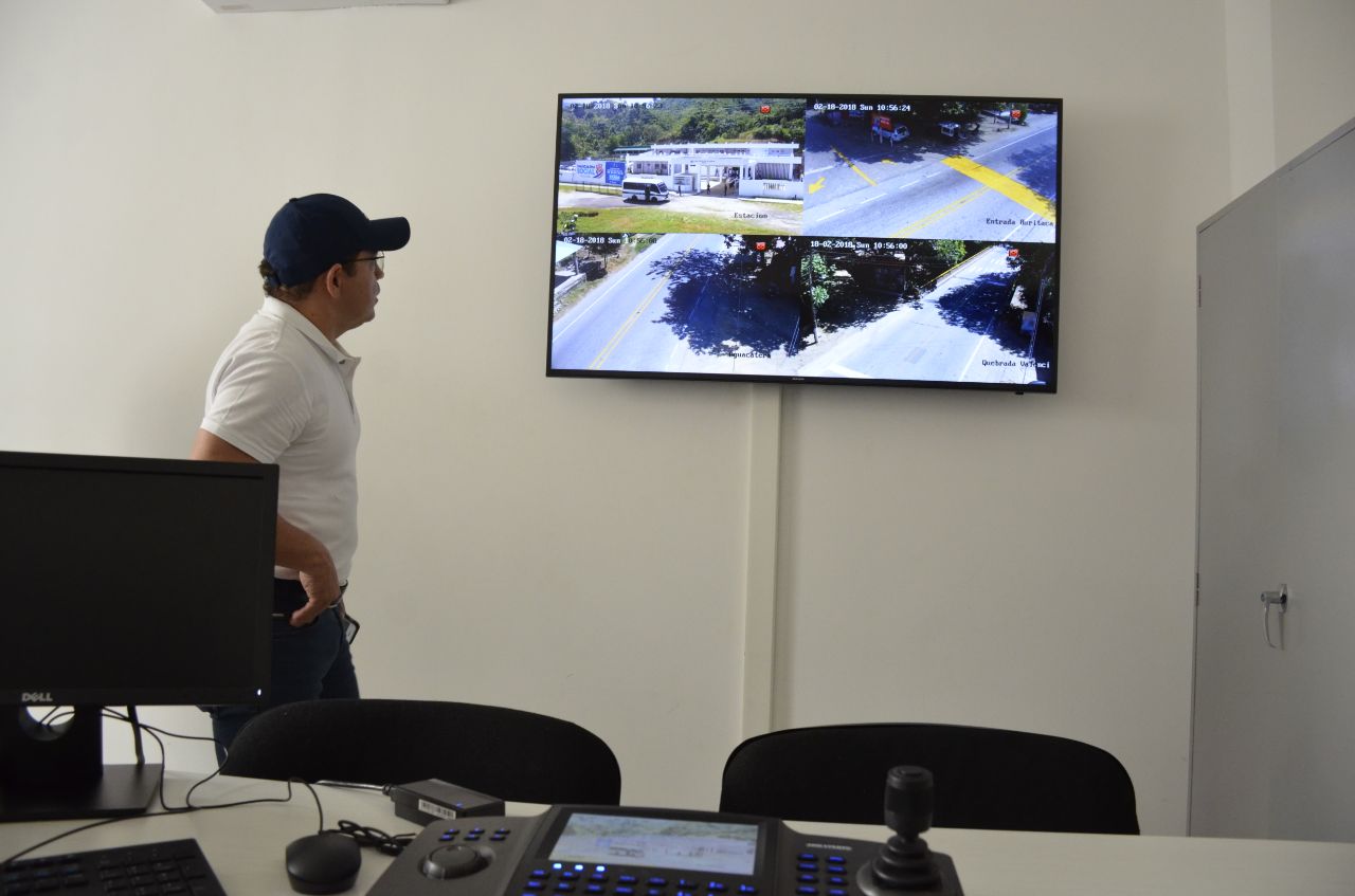 Alcalde de Santa Marta durante la inauguración del sistema de cámaras de seguridad en Guachaca.