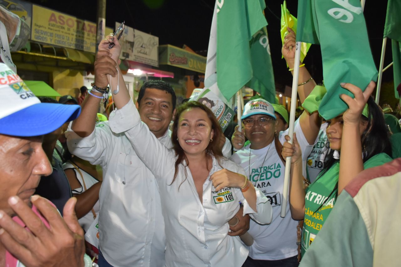 La comunidad la recibió con elogios y voces de respaldo a su candidatura política.