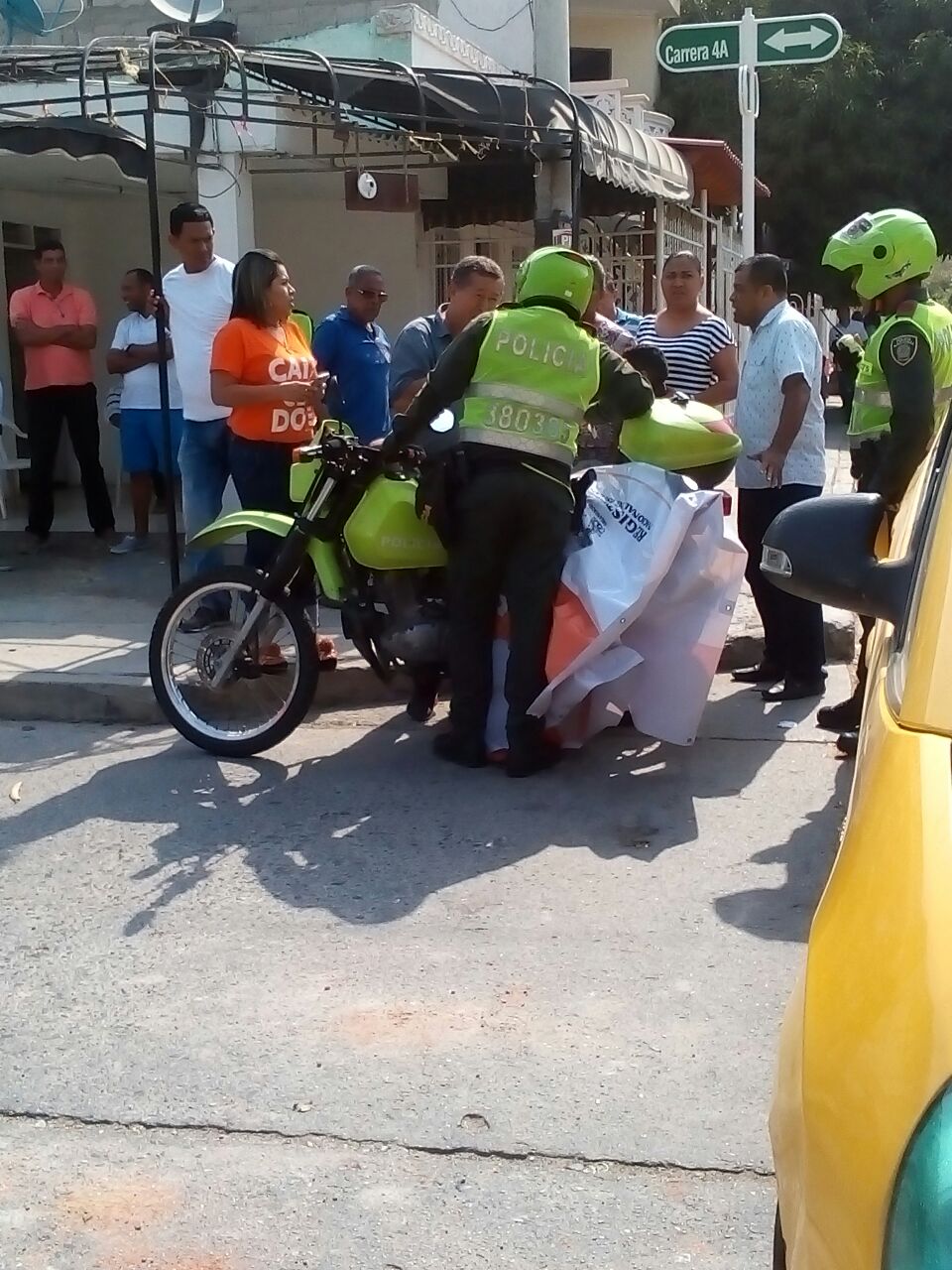 La Policía decomisó la valla instalada para promover la consulta de Carlos Caicedo.