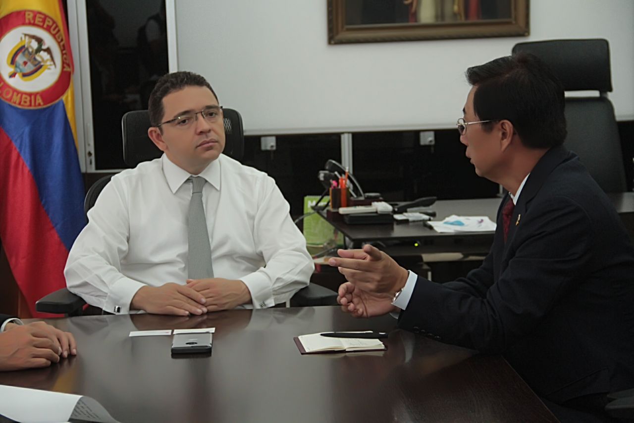 Diálogo entre el Alcalde, Rafael Martínez y el Embajador Kim Doo Sik.