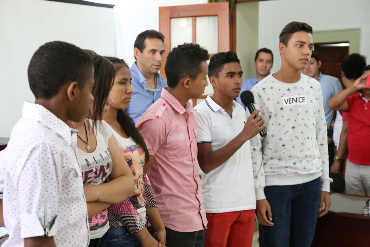 Jóvenes beneficiados con el Programa Talento Magdalena agradecieron a los diputados el respaldo a la iniciativa.