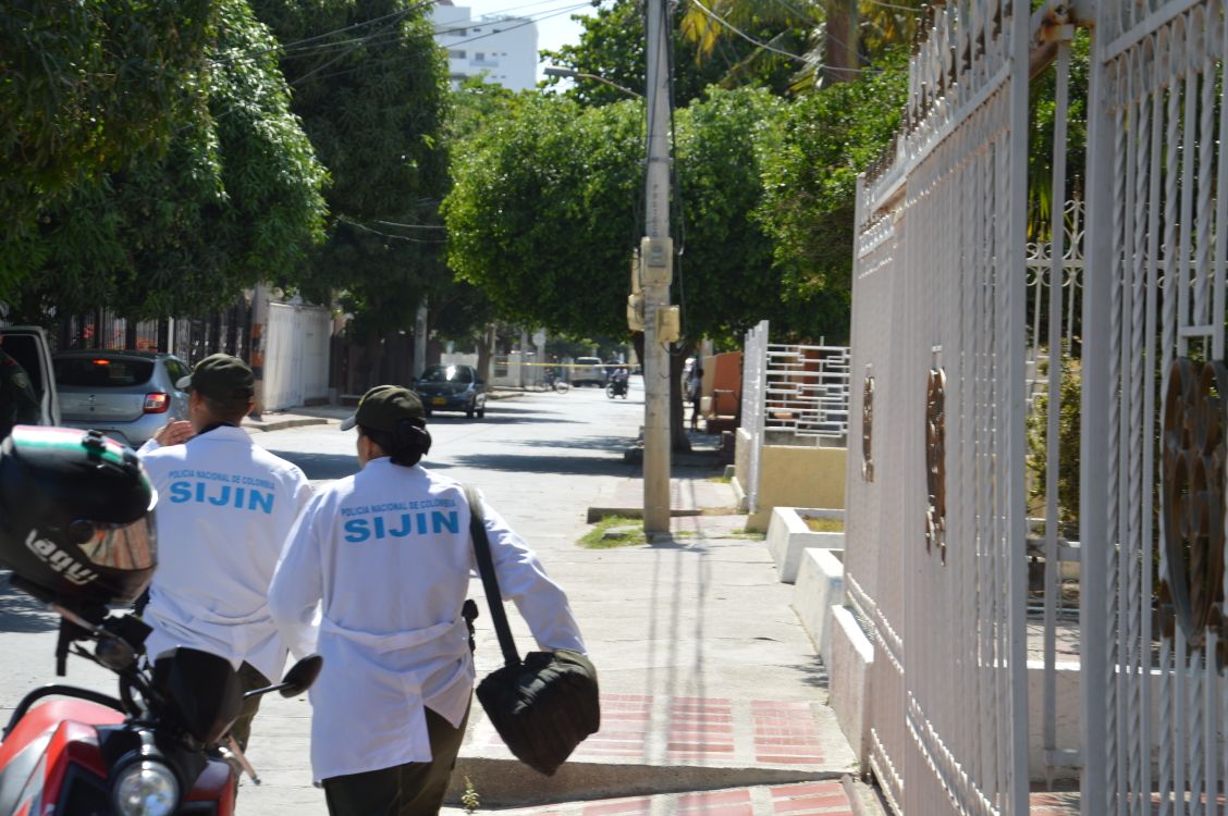 Unidades de la Sijín, durante las pesquisas después de que se presentó el ataque a bala en el barrio Jardín.