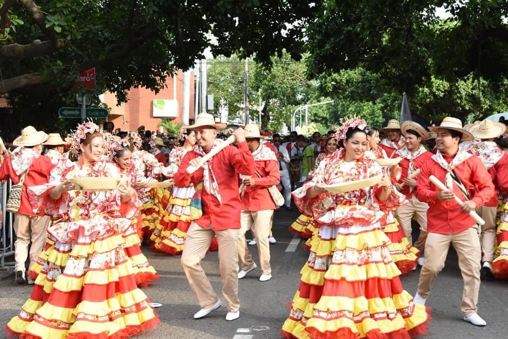 El grupo de baile desfiló por las calles de la capital del Cesar.