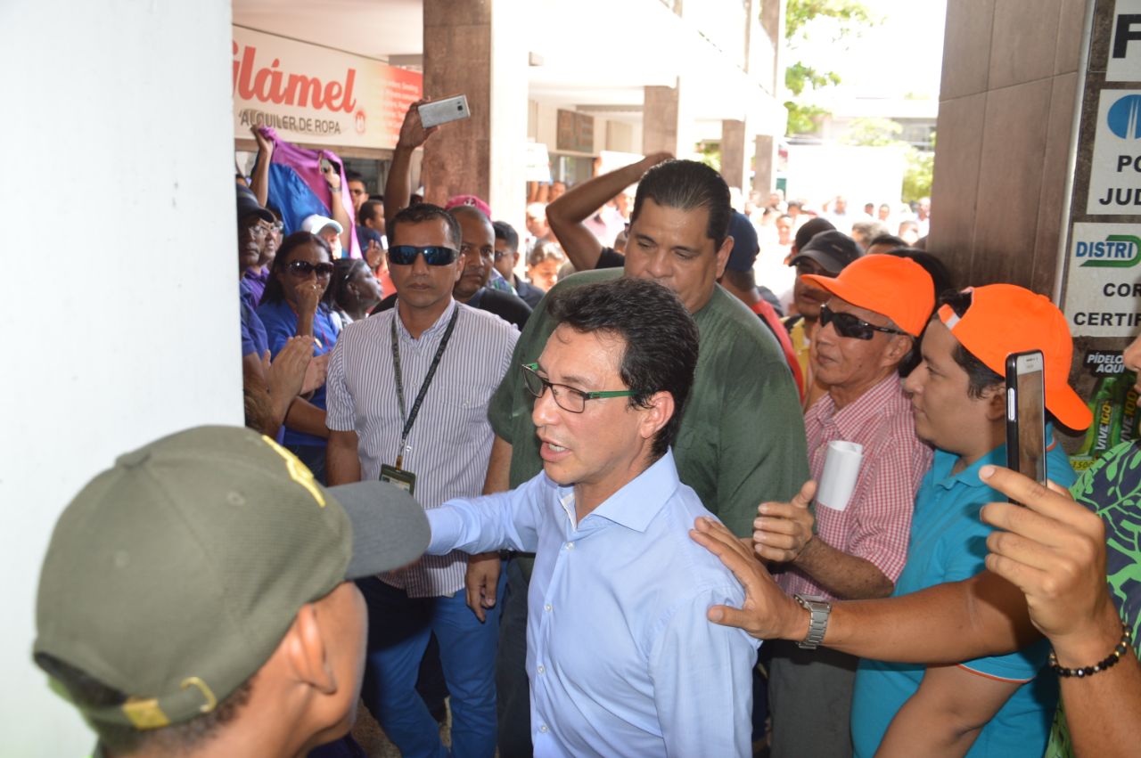 Carlos Caicedo, al ingreso a la audiencia por los puestos de salud.