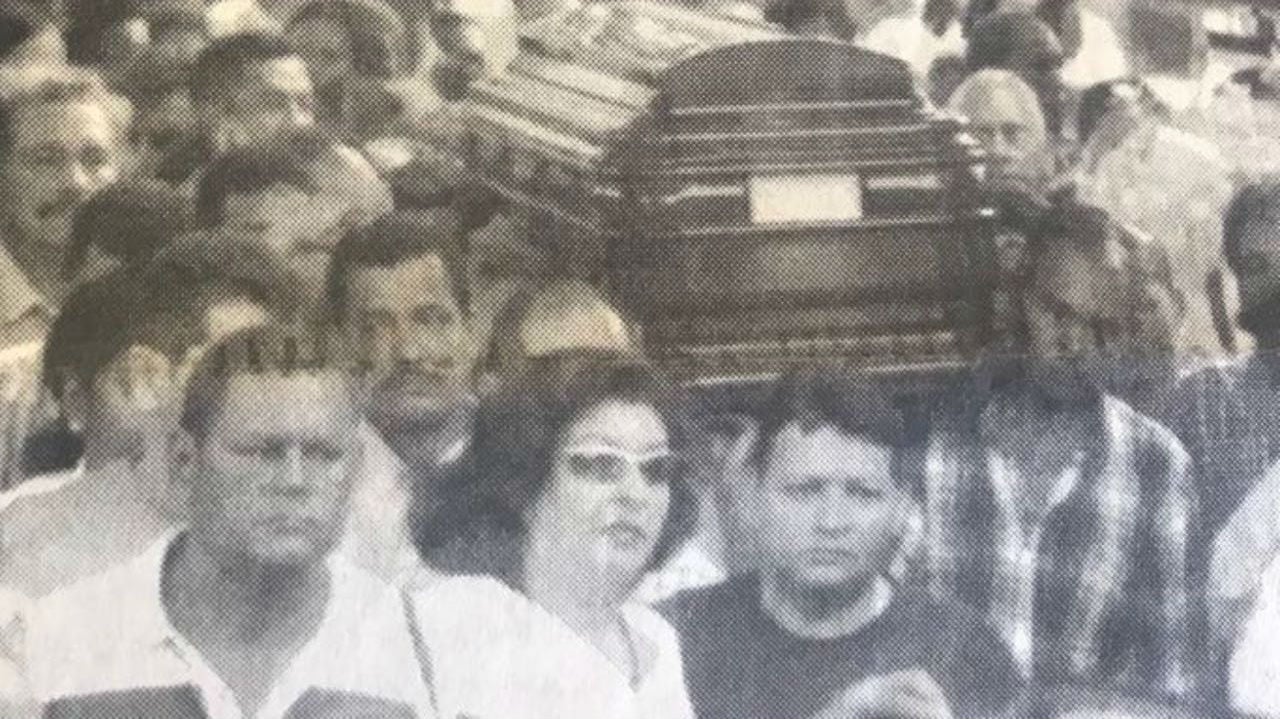Periodistas, amigos y allegados acompañaron el cuerpo de Zully Codina en una multitudinaria despedida.
