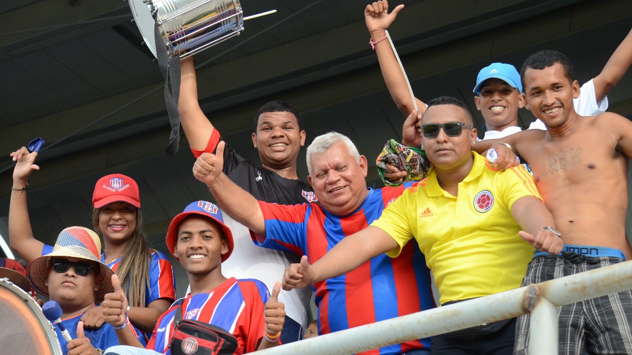 Los aficionados celebran la victoria del Unión Magdalena Femenino.