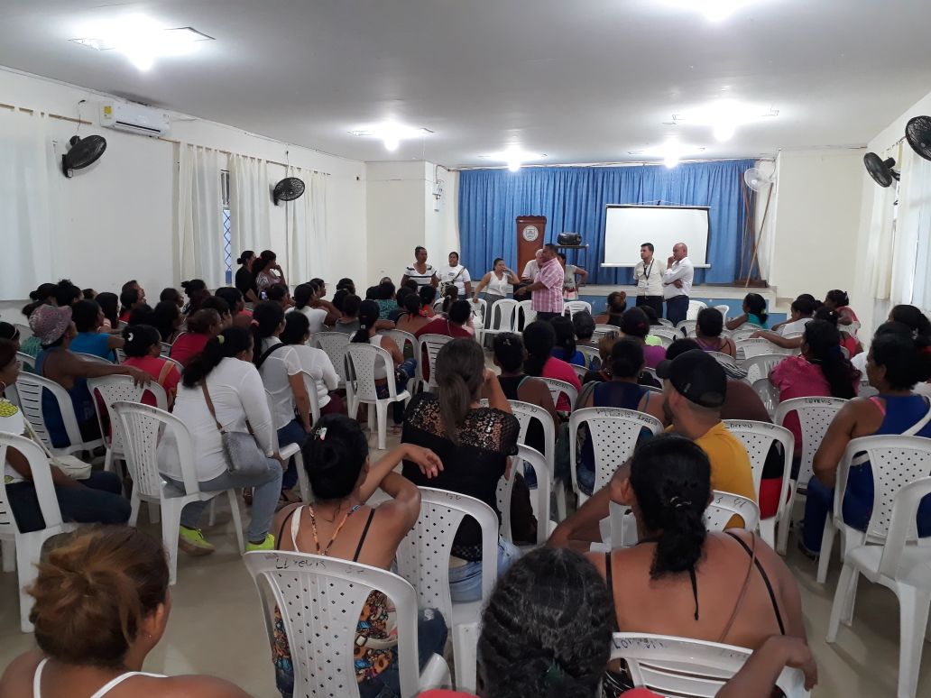 Reunión entre autoridades y trabajadoras del PAE.