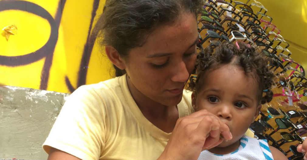 Denis es una mujer luchadora. La violencia de la que ha sido víctima le ha enseñado a ser fuerte para sacar a su hija adelante.