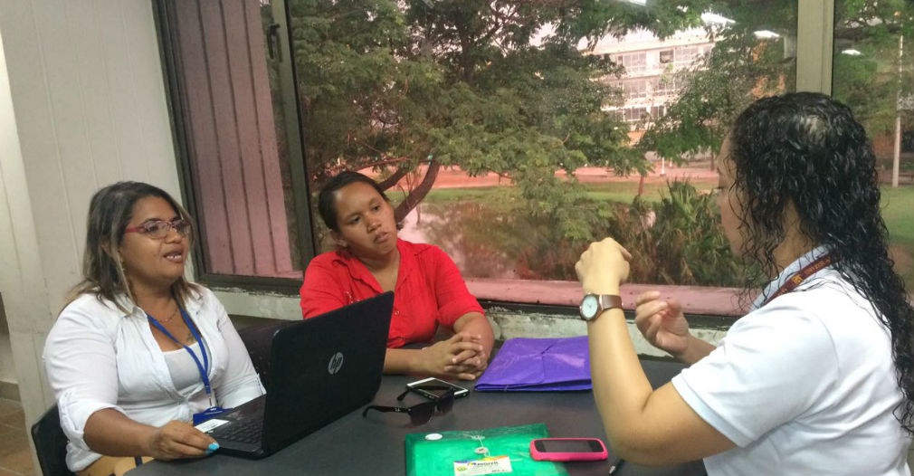 Resguardándose de la lluvia en la biblioteca, Delia se reúne con estudiantes especiales.