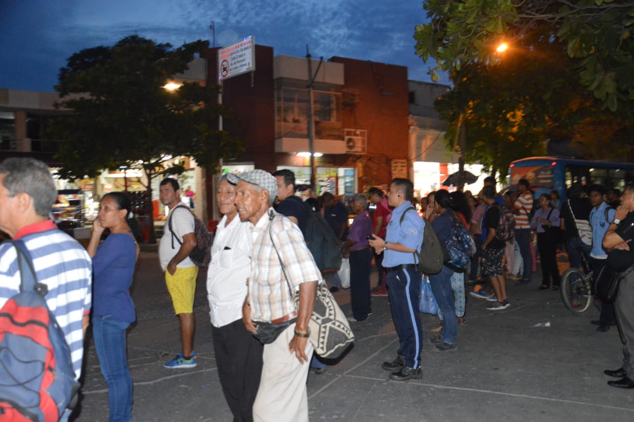 Comunidad samaria sufre por la falta de buses en horas pico.