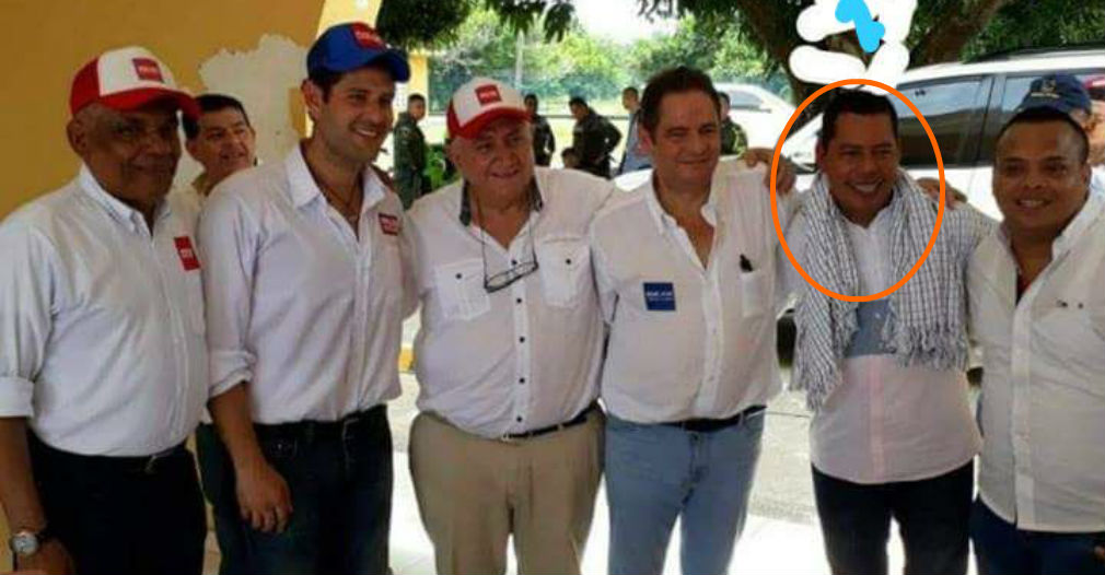 En círculo naranja, el alcalde de El Banco, Víctor Rangel, acompañado del candidato Germán Vargas Lleras.