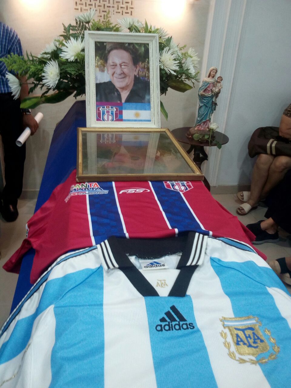 El féretro de Deibe Pezutti fue adornado con las camisetas del Unión y de la selección argentina.