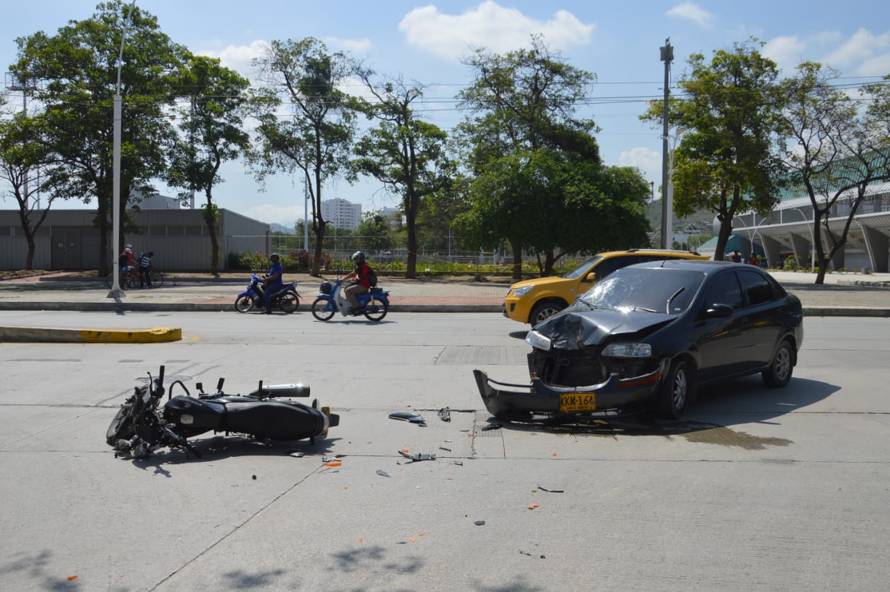 El choque provocó daños en ambos vehículos.