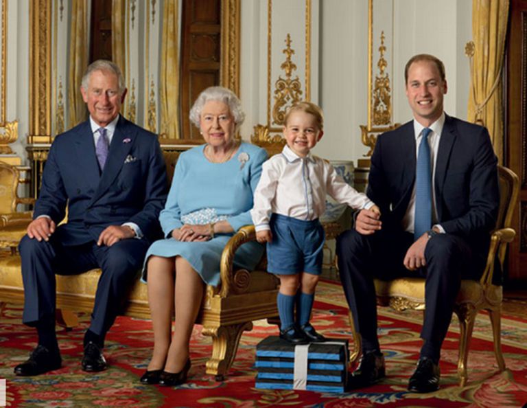 El príncipe Jorge en compañía del príncipe William, su padre, su abuelo, el príncipe Carlos y de su bisabuela, la reina Isabel II