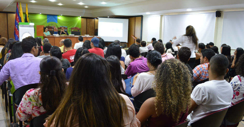 Expertos compartieron con los futuros profesionales los pormenores de sus trabajos investigativos: el proceso, metodología y conclusiones, entre ellos: la economista magíster Luz Dary Rodríguez, quien gracias al apoyo de la Vicerrectoría de Investigación logró avanzar con su proyecto denominado “Percepción de los usuarios del Sistema de Transporte Unificado (STU) acerca de la calidad del servicio ofrecido en Santa Marta”. 