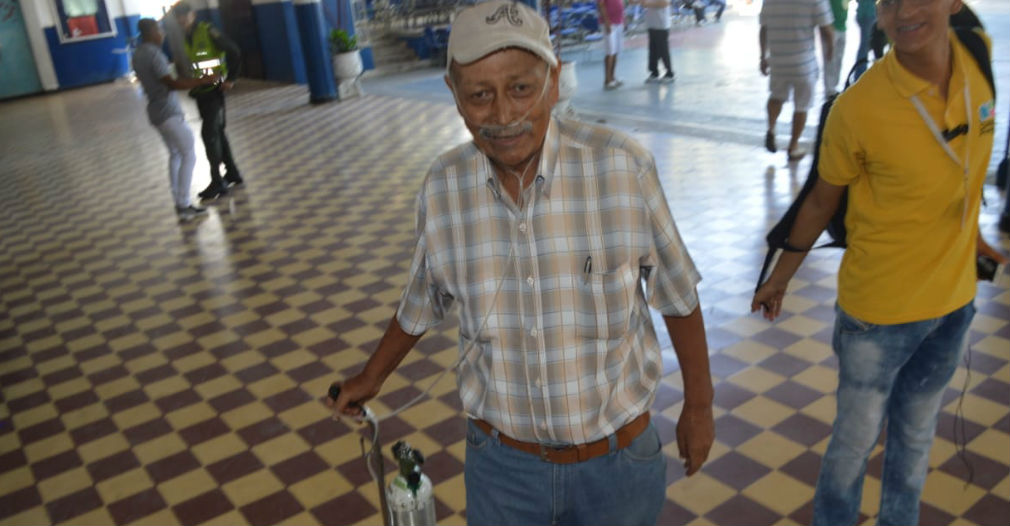 El señor holguín fue a votar con balas de oxígenos.