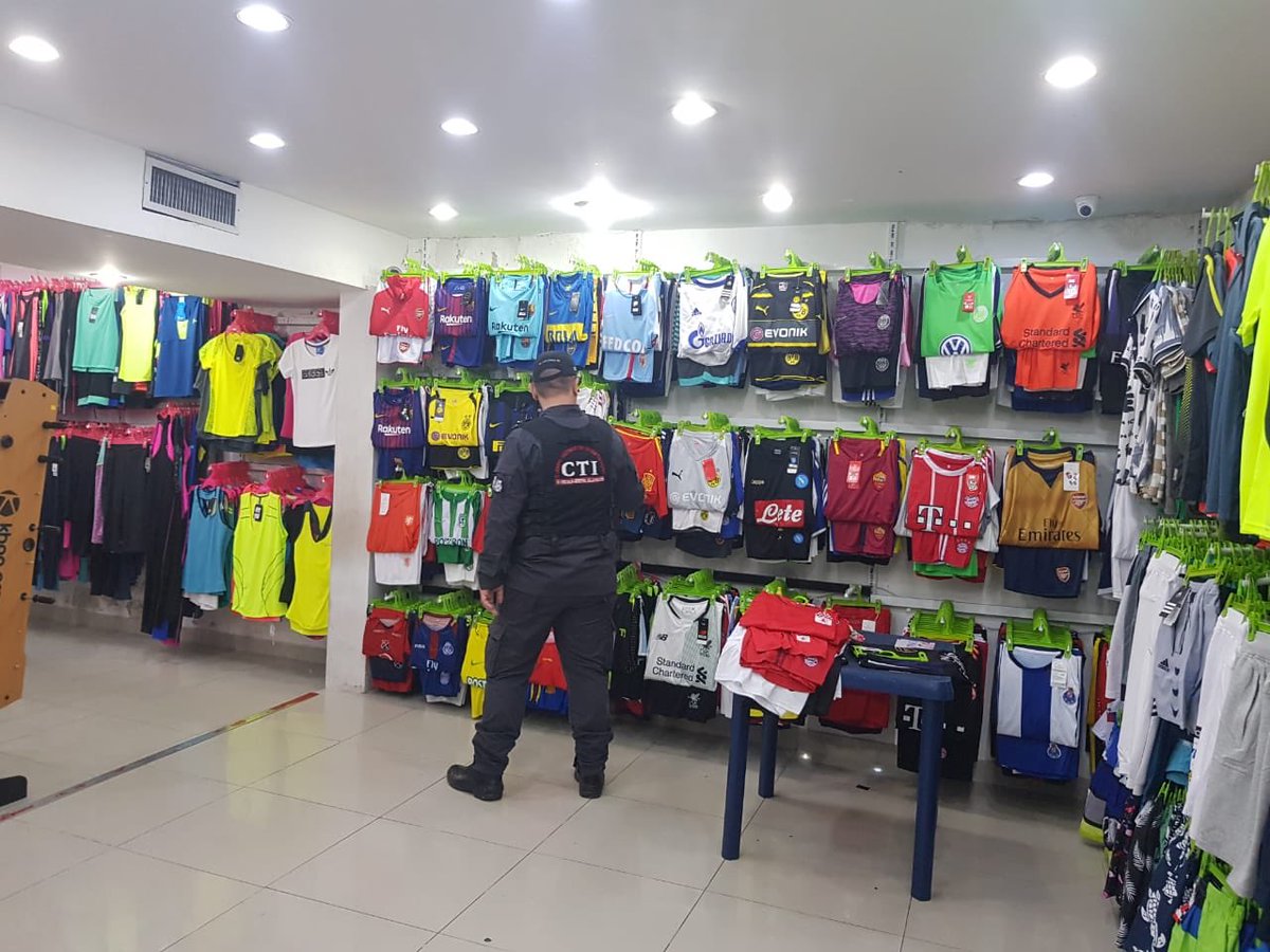 También fabricaban y comercializaban camisetas de equipos internacionales y nacionales.