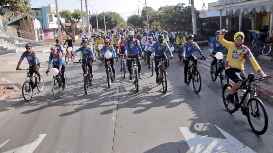 Ciclistas que acompañan el Fuego Centroamericano. 