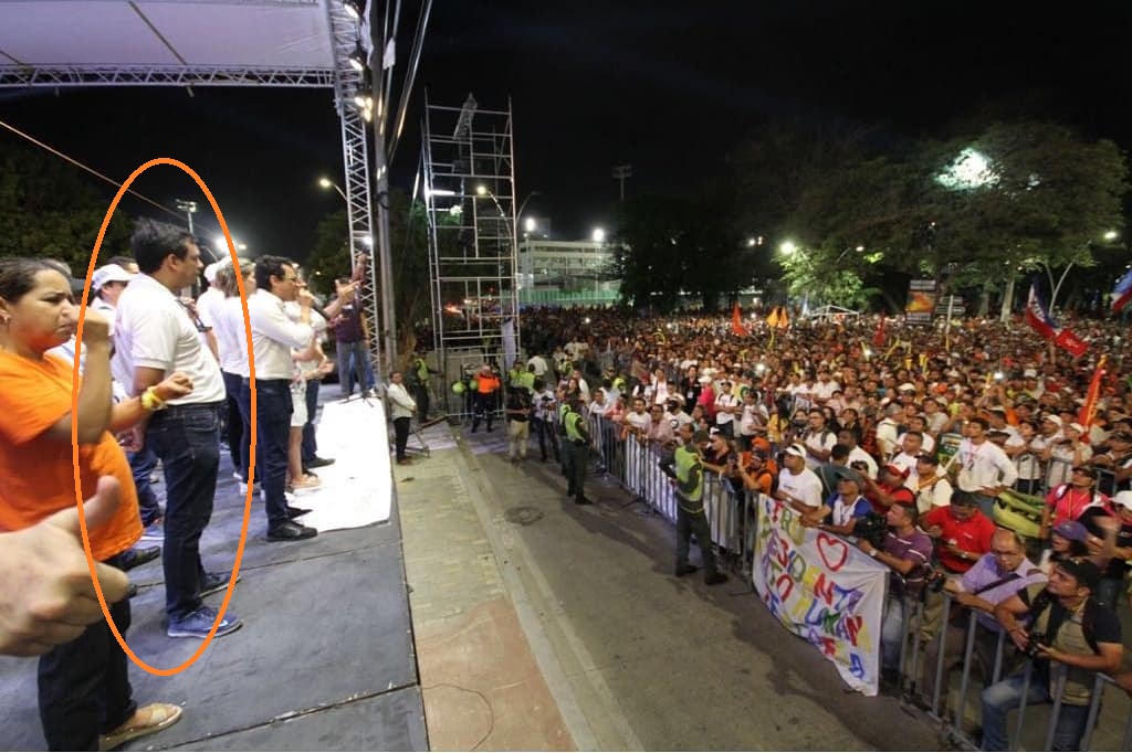 El concejal Bolaño acompañando en tarima a los excandidatos presidenciales Caicedo y Petro.