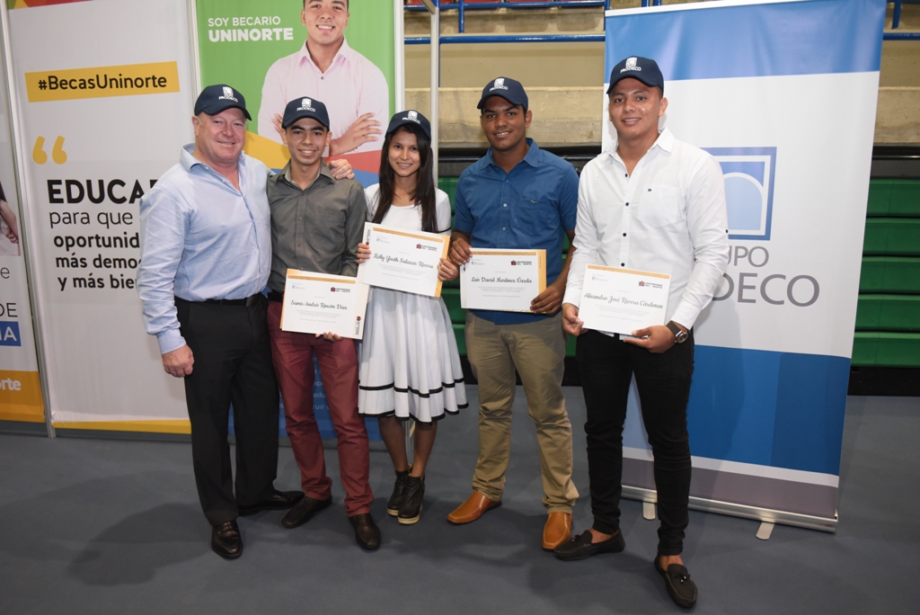 Luis Martínez (camisa azul, en el medio) porta el certificado de la beca junto a los beneficiados y Mark McManus, presidente del Grupo Prodeco. 