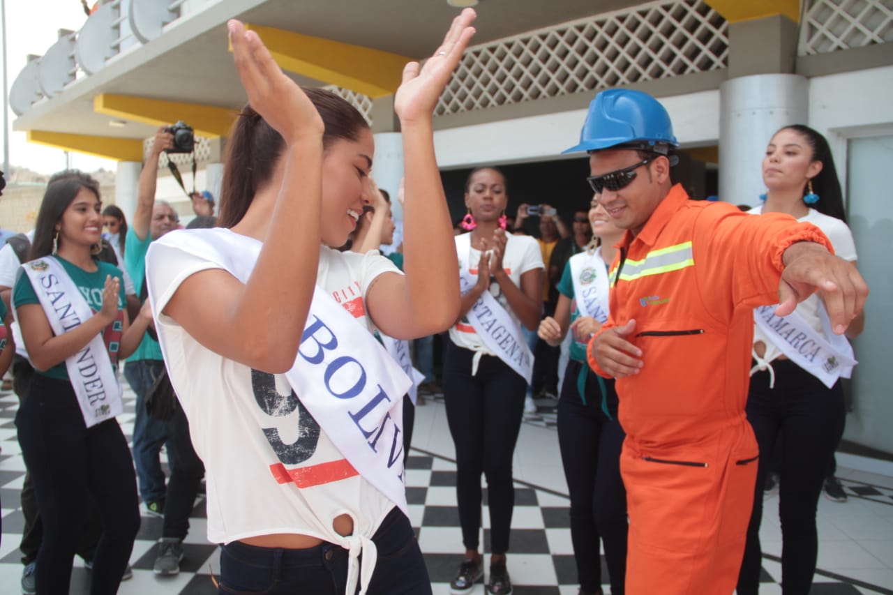 La candidata de Bolívar disfrutó su visita al puerto de Santa Marta.