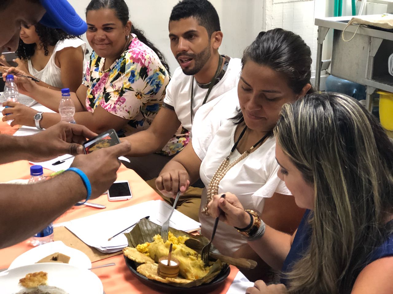 Los jurados del Festival de la Cocina Samaria degustando el pastel 'Quinta de San Pedro Alejandrino'