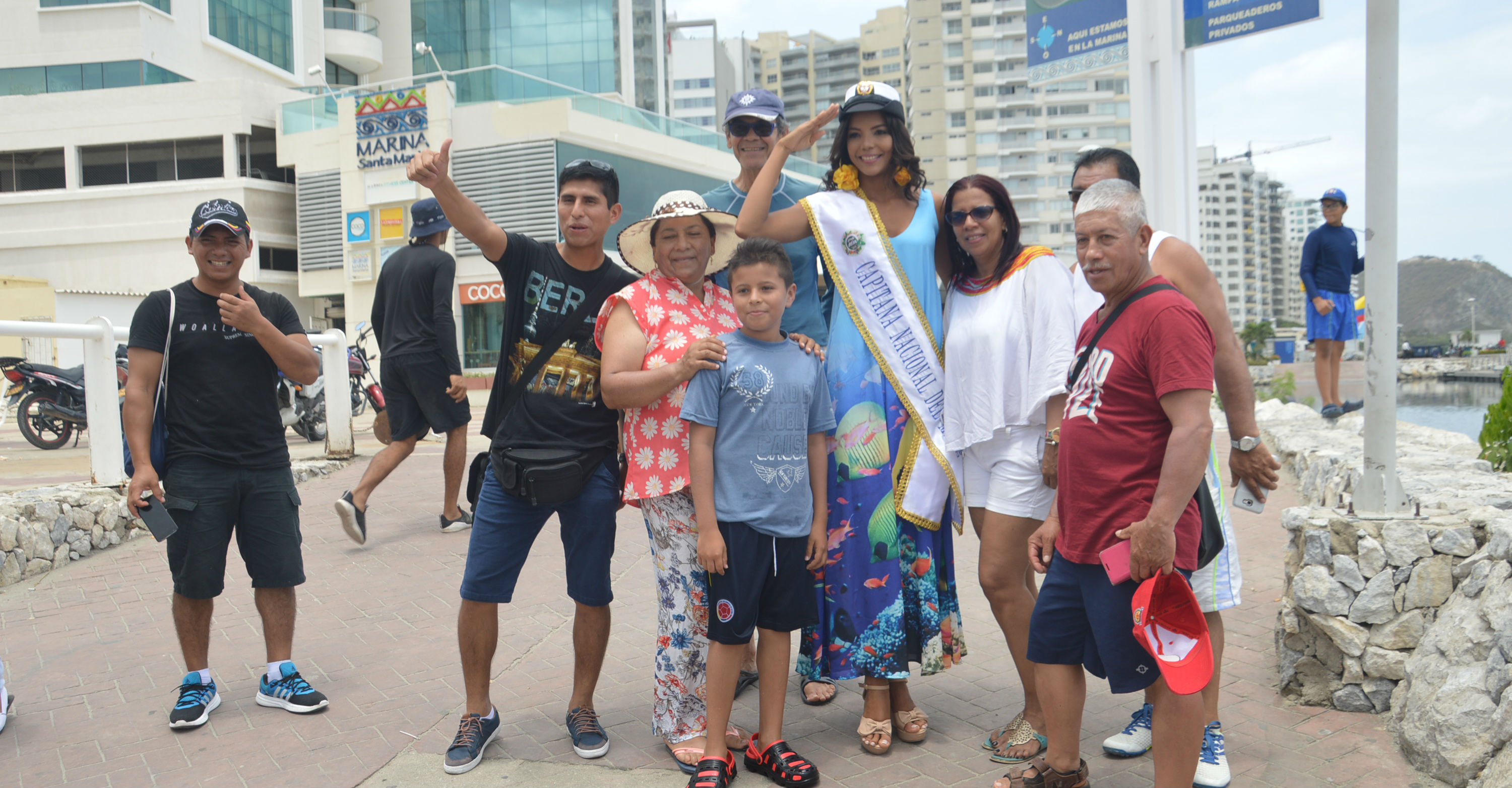 Turistas y habitantes de la ciudad, aprovecharon para tomarse fotografías con la Capitana Nacional del Mar.