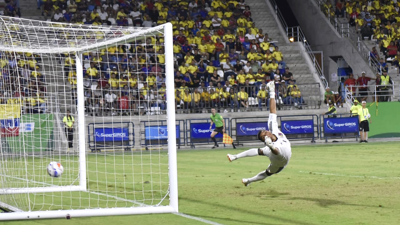 Inatajable el cobro de tiro libre de Leonardo Castro para el segundo gol de Colombia.