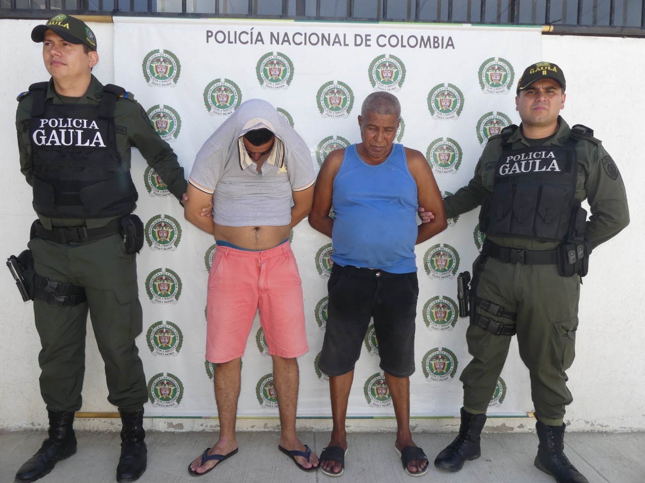 Roberto Antonio Vizcaíno Polo y Jhon Jairo Vizcaíno Castillo, capturados en el operativo de rescate del ganadero.