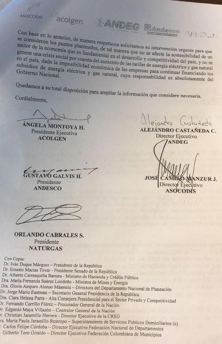 Las firmas del documento de los gremios de gas y energía.