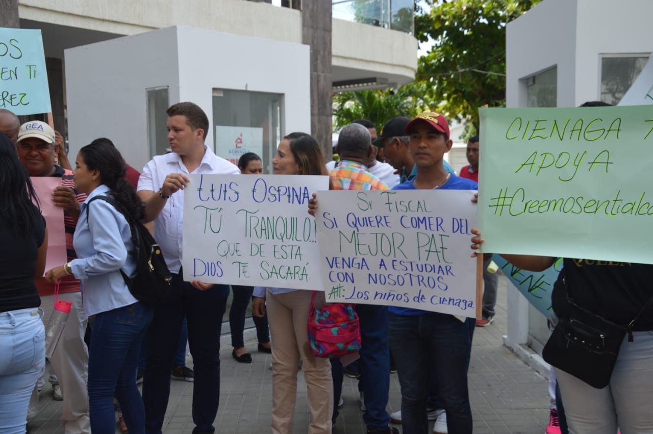 El alcalde de Ciénaga,  saludó a las personas que se encuentran a las afueras del Edificio Galaxia.