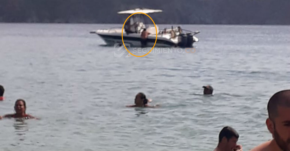 Bañistas usando la lancha de la Policía para pasar un rato en Playa Grande.