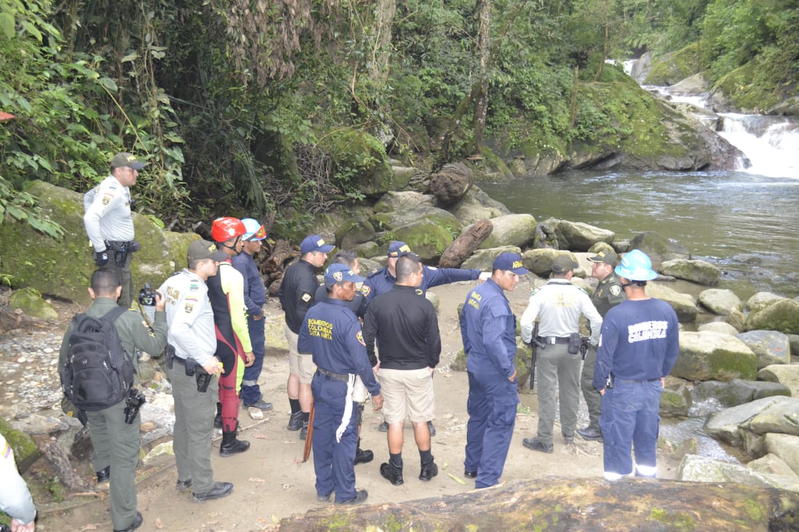 Autoridades en el lugar donde fue encontrado el cuerpo sin vida.