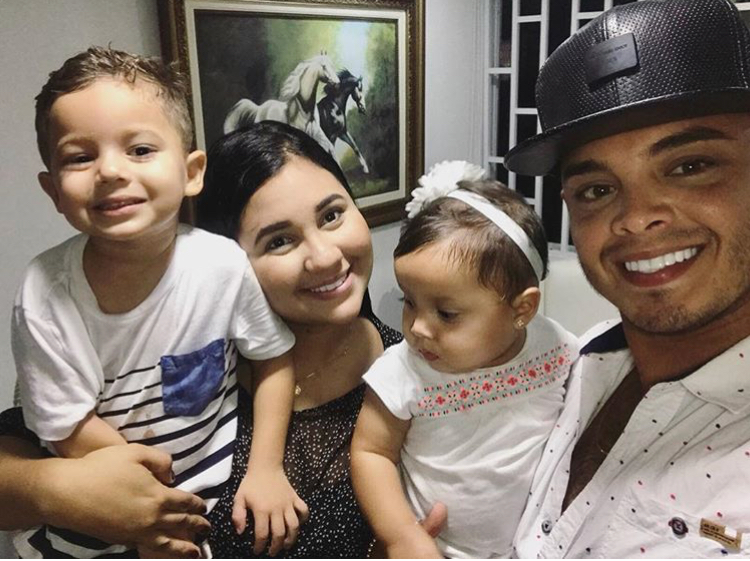 Oscar Prince junto a su esposa Tania e hijos.