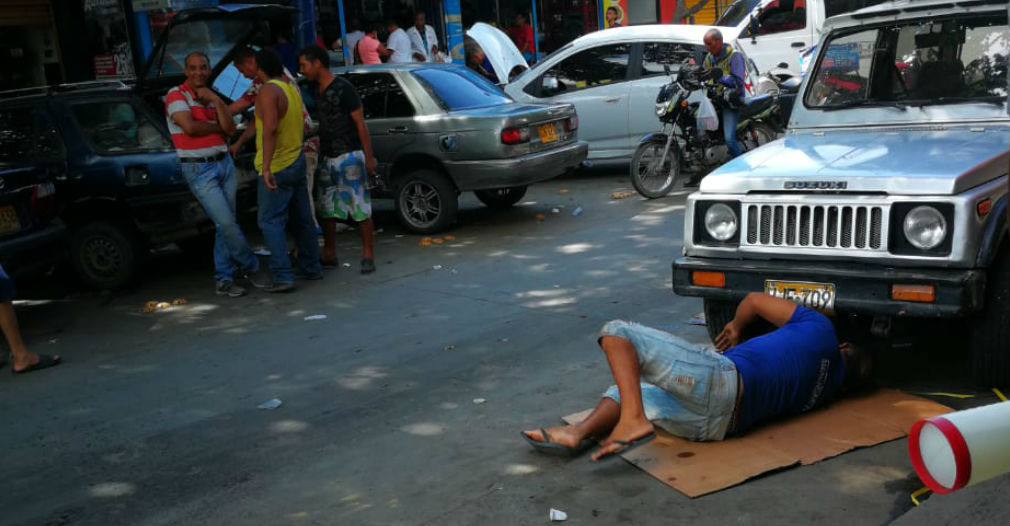 En esta imagen se refleja como un trabajador de uno de estos talleres labora sin ningún tipo de seguridad ni para él ni para el cliente.