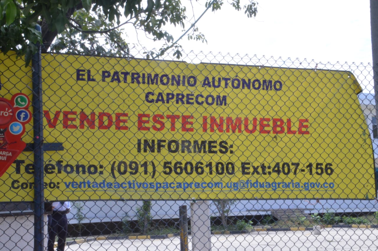 Este letrero indica la venta de las instalaciones de la clínica Cardiovascular en Santa Marta.