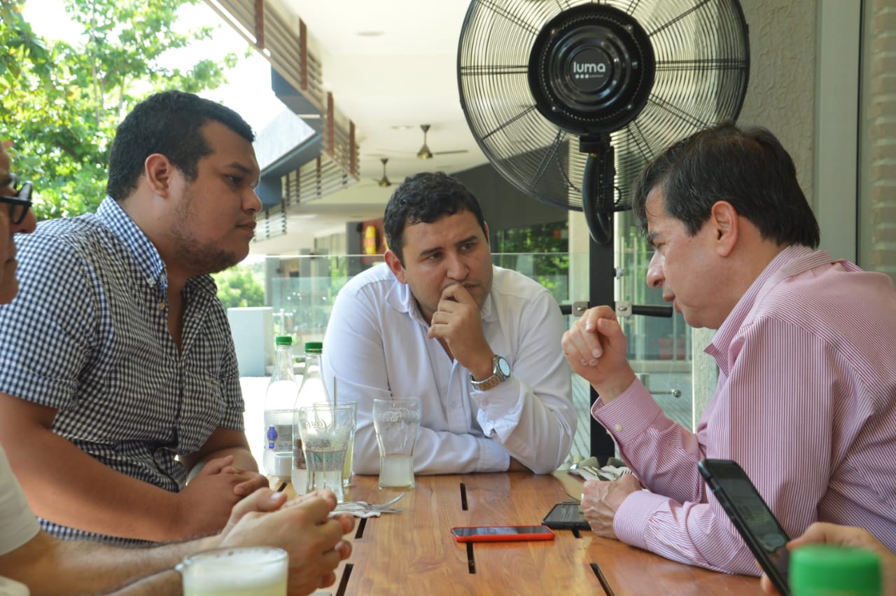 Juan Fernando Cristo conversando con el director de este diario digital, Polo Díaz Granados (centro) y el periodista Ian Farouk Simmonds (izq).