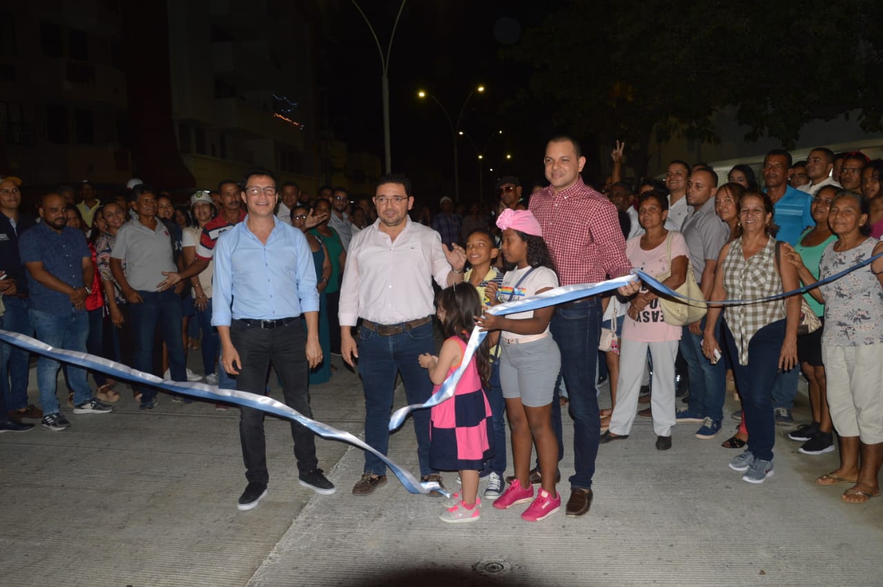 En la inauguración de la vía, el alcalde Rafael Martínez estuvo acompañado por el gerente del Setp, Luis Guillermo Rubio; y el exalcalde de Santa Marta, Carlos Caicedo.