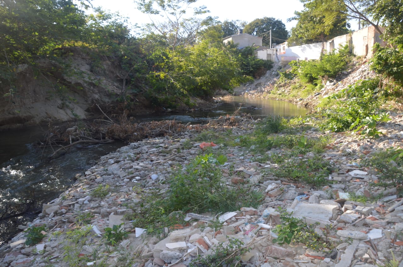 Escombros en el río Manzanares.