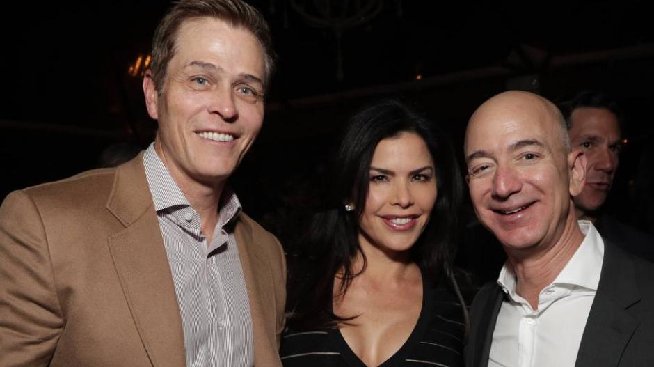 Patrick Whitesell, Lauren Sanchez y Jeff Bezos en 2016.