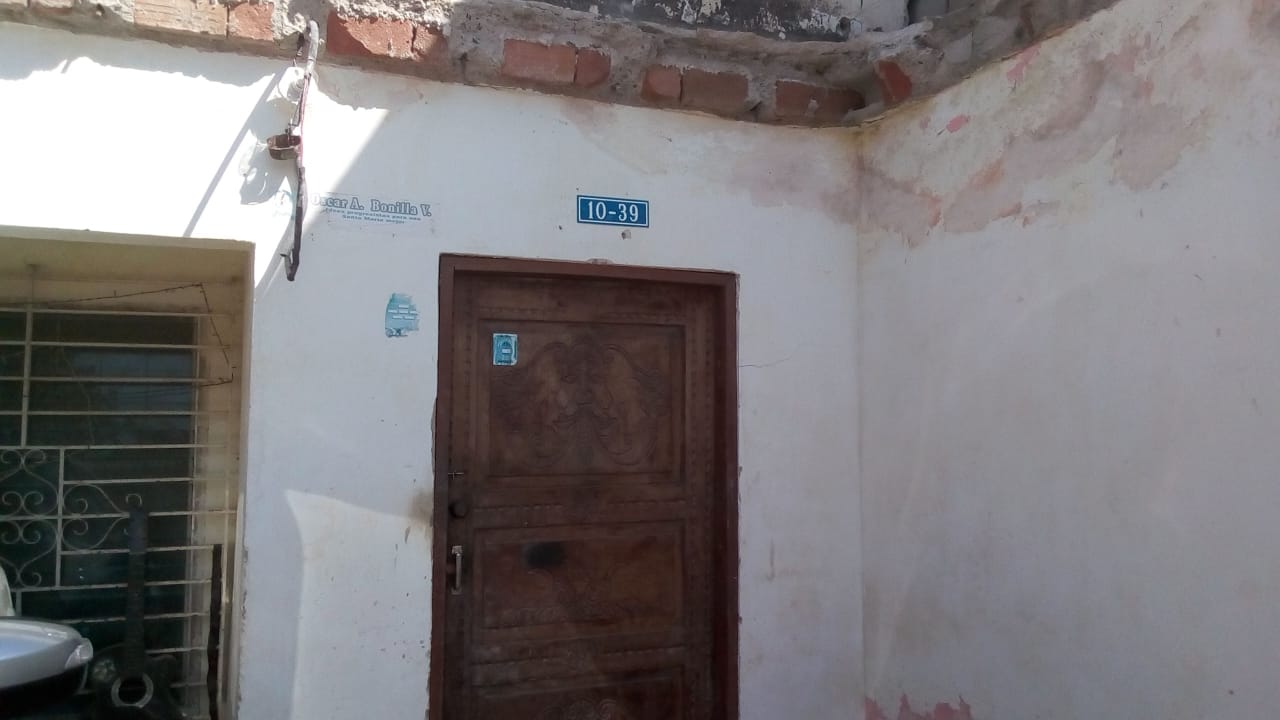 Esta es la entrada de la casa a la que entraron los ladrones en la madrugada de este sábado.