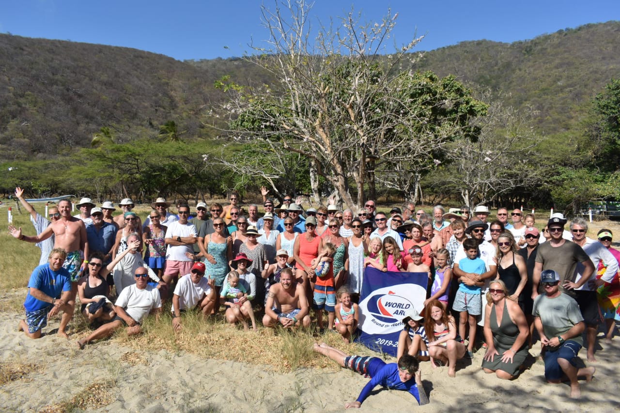 Extranjeros disfrutando de la Marina Internacional de Santa Marta