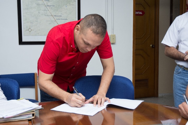 El alcalde Edgardo de Jesús Pérez Díaz, firmando el acuerdo con la Multinacional Drummond Ltd.
