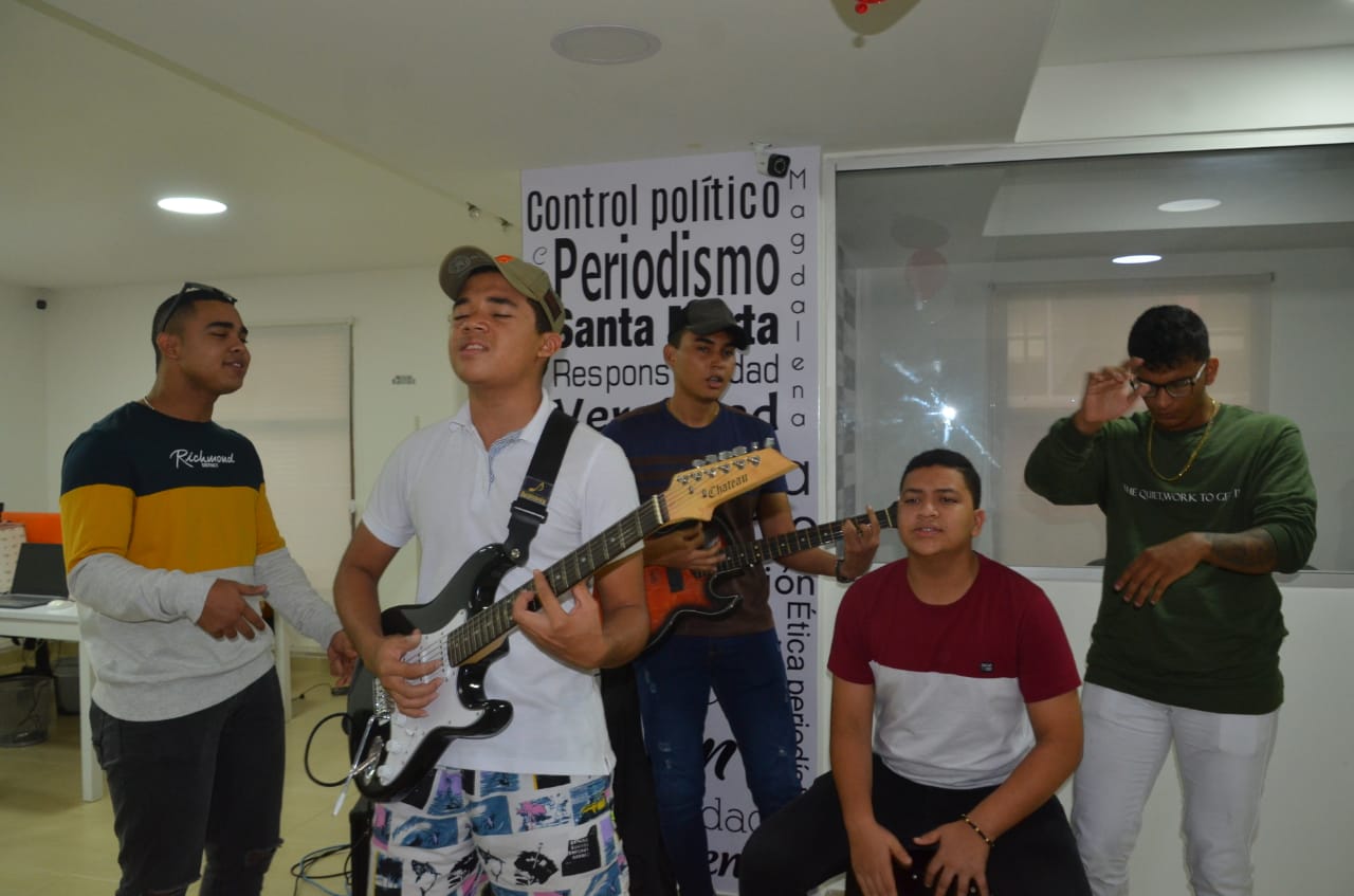 Los jóvenes artistas durante su visita a Seguimiento.co