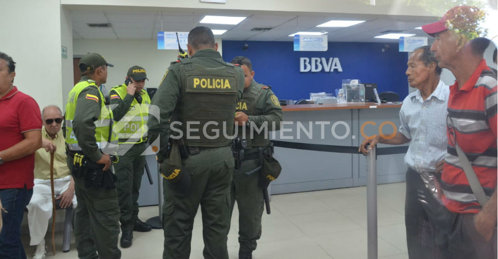 Autoridades hacen presencia en el Banco.