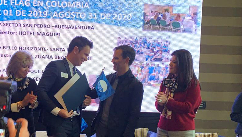 Este es el momento en que Daniel Cabrales, gerente del hotel Zuana Beach Resort, recibe la distinción.