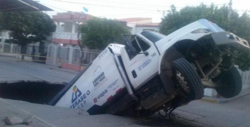 Camión que se 'tragó' la calle en 2014.