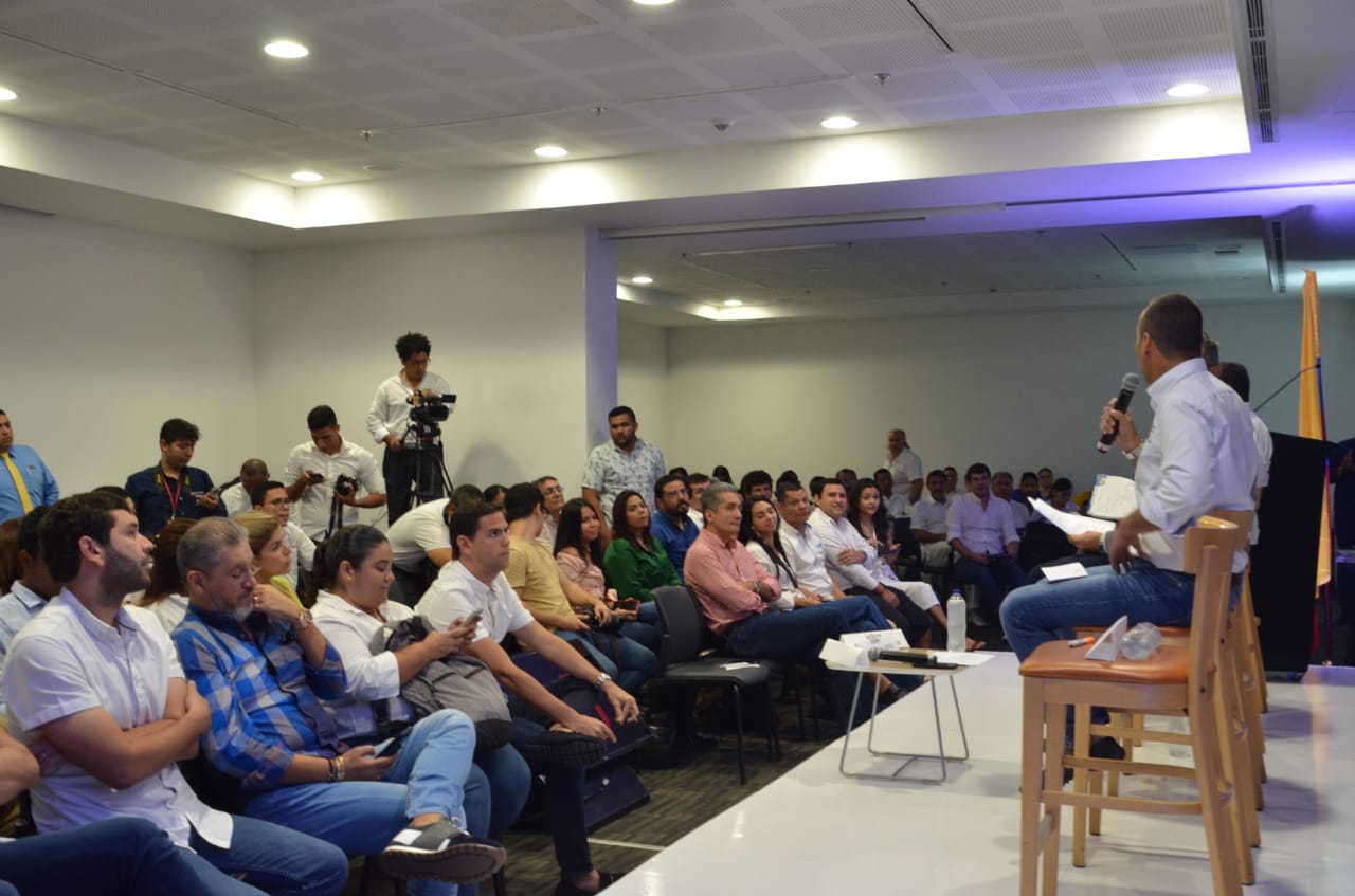 Al debate asistieron acompañantes de los candidatos y periodistas. 